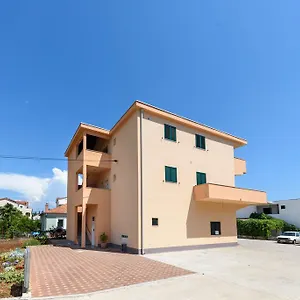 https://apartments-robi.hotels-in-trogir.com